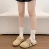 Chinelos fechados populares estilo retrô com sola grossa para mulheres, adequados para uso externo no outono de 2026, modelo novo para combinar com saias, que aumentam a altura, antiderrapantes, estilo Birkenstock, meio chinelo