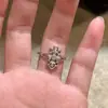 Anillo Anillo de Flor de Luan con Cruz Hueca Europea y Americana Diseño de Nicho para Mujer Anillo Abierto de Lujo Ligero Antiguo Venta al por Mayor