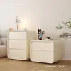 Mesita de Noche Minimalista Moderna Estilo Crema 2025 Almacenamiento Extra Estrecha Modelo Nuevo Tres Niveles Lujo Ligero Almacenamiento de Dormitorio Mesita de Noche Uso en el Hogar