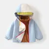 Jaqueta Jingqi Baby Outono e Inverno 2025 Novo Top Infantil Três-em-Um para Bebê com Capuz Inverno Roupa Infantil