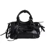 Bolso de hombro tipo biker retro europeo y americano con tachuelas para mujer 2026 moda nuevo moderno nicho moda borla bolso de mano bolso de hombro cruzado