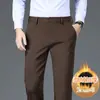 Novas calças casuais de perna reta de alta qualidade para outono e inverno de Hong Kong para homens, cor café, elasticidade em quatro direções, forradas com fleece, resistentes a rugas, calças de negócios