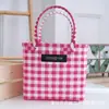 Bolsa Tejida de Celebridad de Internet Ins Color de Contraste Cuadros Bolsa Tejida a Mano División de Color Plástico Tejido Bolso de Mano Tejido para Vacaciones en la Playa