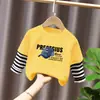 Camiseta base para niño 2026 nuevo modelo camiseta de manga larga a rayas patchwork para niños top de algodón puro otoño para niños mayores