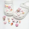 Decoraciones de zueco de dibujos animados abeja linda piña accesorios DIY hebillas de zapato dijes para zapatos versátil transfronterizo en stock al por mayor
