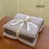 ¡Sacude el sonido de las explosiones! Grado A para maternidad e infancia hilo de doble capa pequeño floral algodón juego de cuatro piezas de algodón dormitorio de estudiante juego de tres piezas