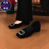 Tacones Altos de Tacón Grueso Estilo Pequeña Fragancia Negro de Terciopelo con Punta Cuadrada para Mujer 2026 Primavera/Otoño Nuevos Mocasines de Tacón Bajo Planos de Piel Suave