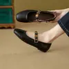 Sapatos rasos quadrados retrô estilo francês para mulheres, novo modelo outono 2026, fivela de metal floral dourada, sapatos casuais baixos de peça única para mulheres