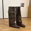 Botas de caballero con hebilla estilo coreano para mujer, colección otoño/invierno 2026, con punta cuadrada pequeña, diseño de plataforma de moda, aspecto de alta gama, caña ancha y estilo de bota larga