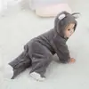 Macacão de Bebê Estilo Novo Outono e Inverno de Tecido Coral com Capuz Manga Longa para Engatinhar Roupa Fofa Quente de Peça Única para Crianças Pequenas