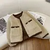 Nuevo estilo 2026, abrigo de borrego inspirado en Chanel para mujer, otoño/invierno, con bloques de color, mezcla de piel sintética y cuero, chaqueta corta de borrego