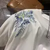 Camiseta de Manga Corta con Bordado Floral Estilo Americano para Hombre, Nuevo Modelo de Verano con Intrincado Relieve de Porcelana Azul y Blanca, Nuevo Top con Diseño Estilo Chino