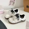 Zapatillas blancas para mujer 2026 de gran venta zapatos de plataforma de suela gruesa estilo coreano zapatos deportivos versátiles B5103
