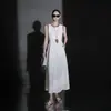 Vestido largo de verano de lujo de alta gama sin mangas, entallado en la cintura, línea A, vestido blanco versátil para mujer, elegante vestido tipo tank top, diseño nuevo