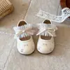 Sapatos de Couro Fechados Vazados para Meninas 2026 Nova Coleção Primavera e Outono Sapatos Rasos de Princesa Bordados para Crianças Sapatilhas Versáteis da Moda