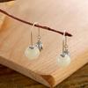 Pendientes pequeños con forma de U de loto para mujer, estilo étnico chino, chapados en plata de alta calidad, joyería artística retro fresca para las orejas.