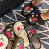 Sandalias ligeras antideslizantes de punta abierta para mujer para uso en exteriores, zuecos de playa de moda de verano de suela plana, medias pantuflas versátiles
