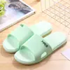 Chinelos para Mulheres Verão Casa Casal Interno Antiderrapante Fundo Macio Silencioso Atacado Plástico Banho Oco Chinelos de Banheiro para Homens