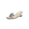 Zapatos de tacón alto de punta cuadrada estilo francés 2026 nuevo modelo zapatos de hada con pedrería de cristal de fuegos artificiales sandalias de tacón grueso para mujer