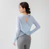 Nova Blusa Esportiva de Manga Longa Solta Respirável Proteção Solar Decote nas Costas Cruzado Barra Reta Roupa de Yoga Top Fitness