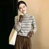 El popular top de rayas verdes de cuello semi-alto de color contrastante de manga larga de este año, estilo coreano Otoño/Invierno, absolutamente hermoso, adelgazante, suéter elegante