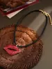 Moderna Cadena para Clavícula con Forma de Labios Incrustada con Pedrería para Mujer, Joyería de Lujo Ligero de Moda Personalizada, Disponible en Opciones de Dos Colores Rojo y Plateado