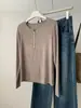 Camiseta de manga larga para mujer, estilo coreano, casual, adelgazante, versátil, cuello redondo, base, con botones de concha, de Tencel y lana, para otoño e invierno