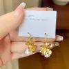 Brincos de pérola elegantes estilo francês europeu e americano, brincos de nicho de alta qualidade para mulheres, brincos florais vintage, ganchos de orelha