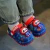 Chinelos de algodão infantis para outono e inverno, unissex, quentes, forrados com fleece, impermeáveis e antiderrapantes, adequados para bebês e crianças pequenas, com design de calcanhar fechado para uso interno