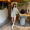 Foto real de un cárdigan de punto de lana ligero, ligeramente transparente y protector solar, de estilo vacacional casual para mujer, nuevo top holgado 2026