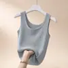 Directo del FabricanteCamiseta sin mangas acanalada de talla grande para mujer, corte ajustado, para verano, adecuada para usar sola o en capas, chaleco sin mangas