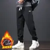 Calça de moletom esportiva forrada com fleece para comércio exterior para homens, novo estilo de outono, corte solto, estilo jogger de workwear, calça longa casual masculina para primavera e outono