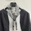 Bufanda Pequeña de Seda Ajustable con Cuentas Estilo Ins, Bufanda Versátil para Protección del Cuello para Mujeres, Nuevo Accesorio Decorativo para el Cuello de Primavera y Verano