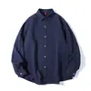 Camisa de manga larga, un atuendo masculino elegante y sofisticado, combinado con una camisa blanca de algodón casual y fresca