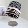 Gorro de Punto Jacquard Navideño 100% Lana de Oveja para Mujer Otoño e Invierno Cálido Gorro de Lana Punta Retro Rayas en Contraste