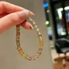 Pulsera Wrap de Piedra Gris Ahumado Hielo-Transparente con Patrón de Martillo Dorado, Pulsera Ligera Vintage para Mujer, Joyería de Alta Gama al por Mayor
