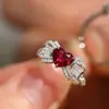 Anillo de Lujo Ligero de Moda con Forma de Corazón de Corindón Rojo Lazo Nudo Súper Hada Elementos de Mariposa Diamante Rojo Sangre de Paloma Banda de Anillo para Mujer Corazón de Amor