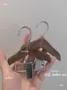 Grabado GratisMini Colgador de Ropa de Madera Clip para Calcetines Estante de Exhibición para Tienda de Ropa Colgador de Ropa para Mascotas