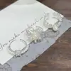 Anillo Personalizado Dazzling New Trendy con Incrustaciones de Cuentas Shell para Mujer, Anillo Minimalista Estilo Cubo de Azúcar Pequeño de Lujo Ligero para Dedo Índice