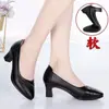 Zapatos de mamá, cómodos, suela blanda, planos de cuero suave para mujer, Otoño 2026, Nuevo estilo, Zapatos de cuero para mujer de mediana edad, Tacón de grosor medio, Zapatos para mujer