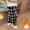 Calça de Algodão com Forro de Fleece para Meninas Inverno Estilosa Bebê Menina 2025 Nova Versátil Engrossada Calça Longa Quente Tendência