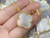 Collar de Trébol de Cuatro Hojas Chapado en Oro de Alta Gama con Flores Delicadas, Madreperla Blanca de 18 Quilates, Ágata Roja y Cadena Fina para Clavícula en Oro Claro Finamente Tallada