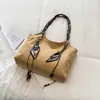 Bolsa tote casual retrô para mulheres, nova coleção outono/inverno, grande capacidade, design de ombro único, com alças trançadas em fita, estilosa e atraente