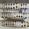 Pulsera de Trébol de Cuatro Hojas para Mujer, Lujo Ligero y Sensación de Alta Gama, Chapada en Oro de 18 Quilates, Trébol de la Suerte de Nácar por Ambos Lados, Artículo Popular Transfronterizo