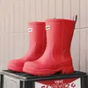 Botas de chuva casuais versáteis de cor sólida até a panturrilha para mulheres, sapatos aquáticos impermeáveis e resistentes à sujeira, para ir ao supermercado, acampar, lavar o carro, botas de chuva para adultos