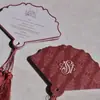 Tarjeta de agradecimiento de boda especial en forma de abanico, color burdeos con patrón de lámina dorada y borlas, tarjeta de agradecimiento para banquete, invitación de boda