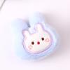 Primavera y verano nuevo broche de conejo felpa lindo animal pequeño caricatura japonés ropa de niñas zapatos colgante de bolso pequeño regalo