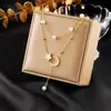 Colar de pérolas de camada dupla estilo francês de luxo leve para mulheres, pingente de concha branca em forma de coração, corrente para clavícula de aço inoxidável banhada a ouro de alta qualidade