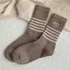 Calcetines de Dropshipping para Mujer al por Mayor Calcetines de Media Pantorrilla Otoño e Invierno Color Café Melange Calcetines de Algodón Estilo Étnico Versátiles Calcetines para Mujer