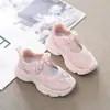 Tênis infantis de malha respirável, nova coleção primavera/verão 2026, sapatos casuais de princesa com pérolas para meninas, tênis chunky da moda